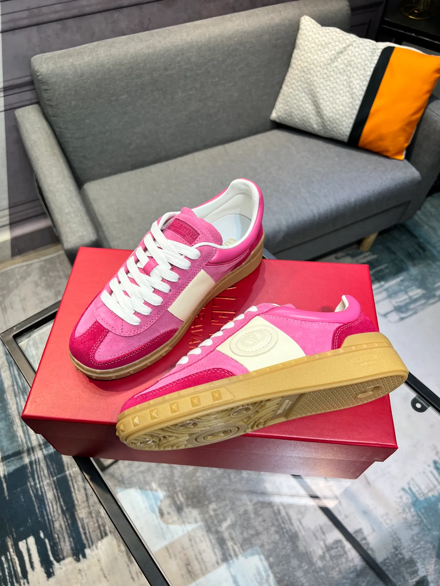 Men's shoes 💰620 👉🌹🌹VALENTINO counter synchronized new low-top casual sports shoes 👍Professional and high-end, perfect replica, first-class quality! 👍All made of original 1:1 materials, exclusive mold opening! 👍High mercerized cowhide fabric 👍TPU outsole, comfortable and wear-resistant, brand injection insole, 👍Full set of high-end counter packaging 👍All details are customized with 1:1 mold, striving for perfection! 👍Couple style female 35-41, male 38-46 (female 41, male 45 46 customized)